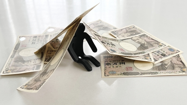 借金を背負う男。箕面市で借金返済の無料相談ができます